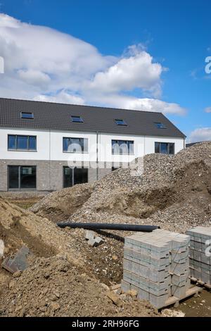 Castrop-Rauxel, Rhénanie du Nord-Westphalie, Allemagne - Construction résidentielle dans la région de la Ruhr. Quartier nouvellement construit avec semi-détaché et en terrasse Banque D'Images