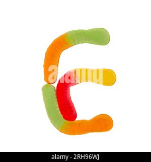 Lettre E faite de vers gummi multicolores et isolée sur fond blanc pur. Concept d'alphabet alimentaire. Une lettre de l'ensemble de la police des aliments sucrés facile Banque D'Images