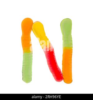 Lettre N faite de vers gummi multicolores et isolée sur fond blanc pur. Concept d'alphabet alimentaire. Une lettre de l'ensemble de la police des aliments sucrés facile Banque D'Images