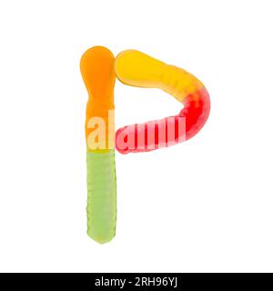 Lettre P faite de vers gummi multicolores et isolée sur fond blanc pur. Concept d'alphabet alimentaire. Une lettre de l'ensemble de la police des aliments sucrés facile Banque D'Images