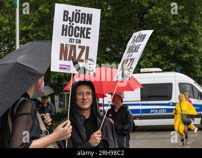 Démonstration gegen die AfD à Magdeburg, während des Bundespartages 2023, organisiert vom Bündis gegen Rassismus und den Omas gegen Rechts Banque D'Images