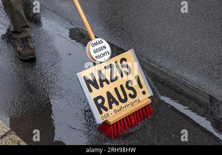 Démonstration gegen die AfD à Magdeburg, während des Bundespartages 2023, organisiert vom Bündis gegen Rassismus und den Omas gegen Rechts Banque D'Images