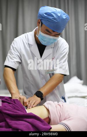 GUIYANG, CHINE - 15 AOÛT 2023 - Zeng Ting, acupuncteur à l'hôpital populaire, effectue un traitement d'acupuncture sur un patient à Guiyang, Guizh Banque D'Images