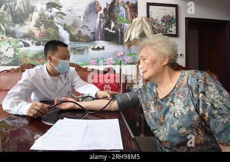 GUIYANG, CHINE - 15 AOÛT 2023 - le docteur nie Mingzheng mesure la pression artérielle des gens à Guiyang, province du Guizhou, Chine, 15 août 2023. 19 août Banque D'Images