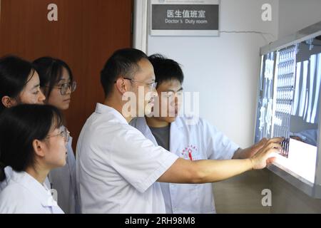 GUIYANG, CHINE - 15 AOÛT 2023 - Wang Lei (2ème R), chef du département de chirurgie osseuse, travaille dans une clinique à Guiyang, province de Guizhou, Chine, au Banque D'Images