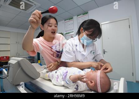 GUIYANG, CHINE - 15 AOÛT 2023 - le pédiatre Su Juan effectue un bilan de santé de l'enfant à Guiyang, province du Guizhou, Chine, le 15 août 2023. Augu Banque D'Images