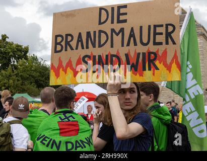 Démonstration gegen die AfD à Magdeburg, während des Bundespartages 2023, organisiert vom Bündis gegen Rassismus und den Omas gegen Rechts Banque D'Images