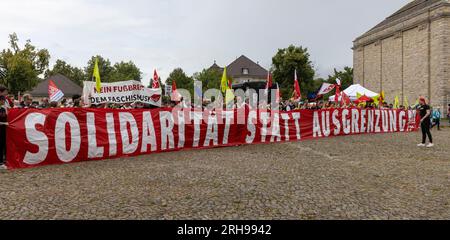 Démonstration gegen die AfD à Magdeburg, während des Bundespartages 2023, organisiert vom Bündis gegen Rassismus und den Omas gegen Rechts Banque D'Images