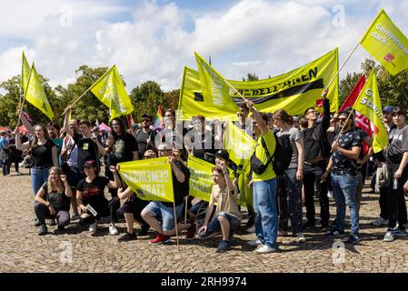 Démonstration gegen die AfD à Magdeburg, während des Bundespartages 2023, organisiert vom Bündis gegen Rassismus und den Omas gegen Rechts Banque D'Images