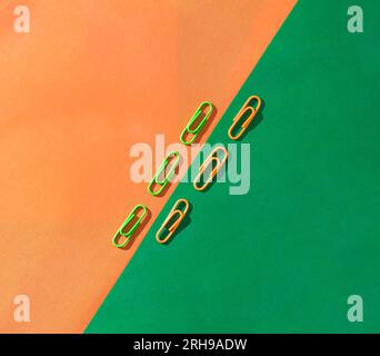 motif de trombones vert et orange sur un fond coloré contrastant Banque D'Images