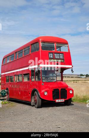 Vintage London transport Routefinder bus à Chain Bridge Honey Farm, Northumberland, Angleterre Banque D'Images