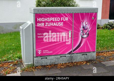 Bottrop, Nordrhein-Westfalen, Allemagne - boîte de distribution Telekom pour Internet rapide, connexion DSL par câble pour les ménages d'une rue résidentielle. Banque D'Images