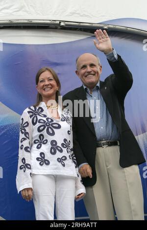 Daytona Beach, FL - le 7 juillet : Judith Nathan, Rudy Giuliani est introduit à la foule à la Pepsi 400 à Daytona Beach, Floride Personnes : Judith Nathan, Rudy Giuliani Banque D'Images