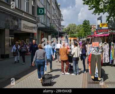 Bottrop, Rhénanie du Nord-Westphalie, Allemagne - beaucoup de gens sortent et autour le jour du marché dans le centre-ville, dans la Hochstrasse, la principale rue commerçante de la Banque D'Images