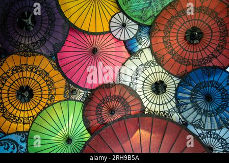 Exposition de parasols colorés en Birmanie, au Myanmar Banque D'Images