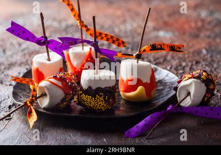 Trempés Marshmallow POPS pour Halloween Banque D'Images