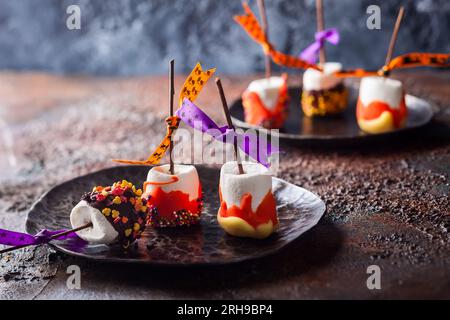 Trempés Marshmallow POPS pour Halloween Banque D'Images