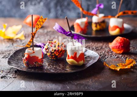 Trempés Marshmallow POPS pour Halloween Banque D'Images