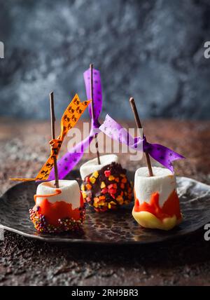 Trempés Marshmallow POPS pour Halloween Banque D'Images