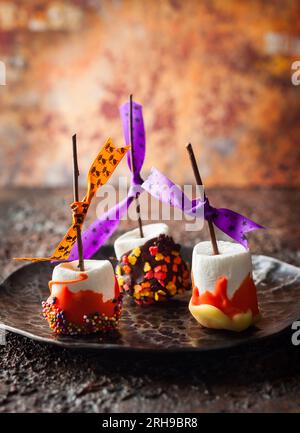 Trempés Marshmallow POPS pour Halloween Banque D'Images