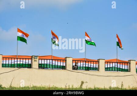 Srinagar, Inde. 15 août 2023. Un policier civil veille pendant le 77e jour de l'indépendance de l'Inde à Srinagar. (Photo Saqib Majeed/SOPA Images/Sipa USA) crédit : SIPA USA/Alamy Live News Banque D'Images