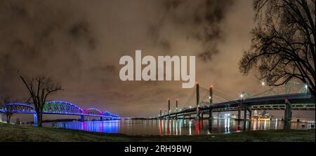 Vue sur les ponts sur la rivière Ohio à Louisville la nuit au printemps Banque D'Images