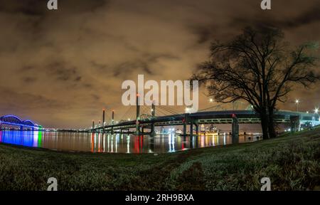 Vue sur les ponts sur la rivière Ohio à Louisville la nuit au printemps Banque D'Images