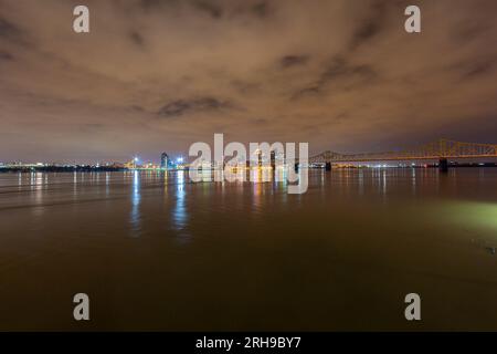 Vue sur les ponts sur la rivière Ohio à Louisville la nuit au printemps Banque D'Images