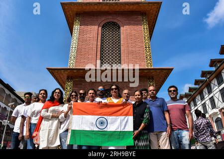 Srinagar, Inde. 15 août 2023. Les touristes indiens posent avec un drapeau national indien lors du 77e jour de l'indépendance de l'Inde à Srinagar. (Photo Saqib Majeed/SOPA Images/Sipa USA) crédit : SIPA USA/Alamy Live News Banque D'Images