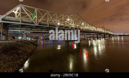 Vue sur les ponts sur la rivière Ohio à Louisville la nuit au printemps Banque D'Images