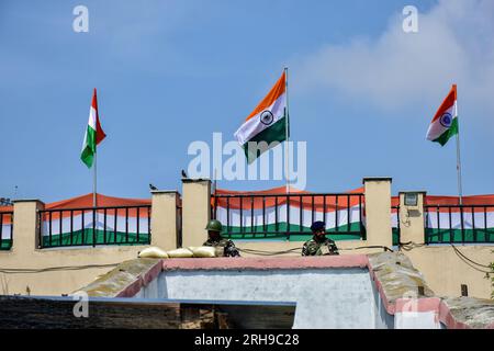 Srinagar, Inde. 15 août 2023. Les troupes paramilitaires surveillent le 77e jour de l'indépendance de l'Inde à Srinagar. (Photo Saqib Majeed/SOPA Images/Sipa USA) crédit : SIPA USA/Alamy Live News Banque D'Images