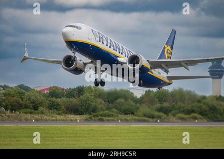 Le Boeing 737-8 MAX 200 de Ryanair décolle à l'aéroport de Manchester Banque D'Images