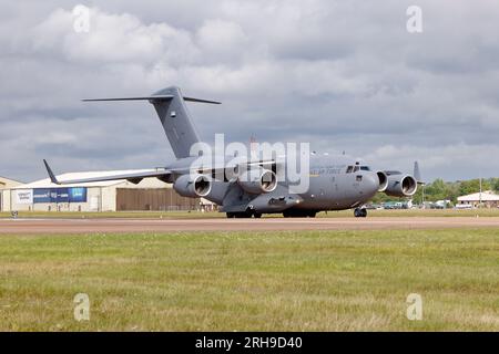 Le Boeing C-17a Globemaster III de l'United Emirates Air Force arrive à la RAF Fairford dans le sud de l'Angleterre pour participer à l'Air Tattoo Banque D'Images