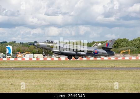 Le British Jet Fighter du Hawker Hunter 1950 décolle de la RAF Fairford dans le sud de l’Angleterre après le Royal International Air Tattoo Banque D'Images