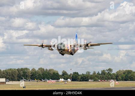 L'avion de soutien des Royal Jordanian Falcons, un Lockheed C-130 Hercules affichant de superbes dessins de queue, quitte la RAF Fairford dans le sud de l'Angleterre Banque D'Images