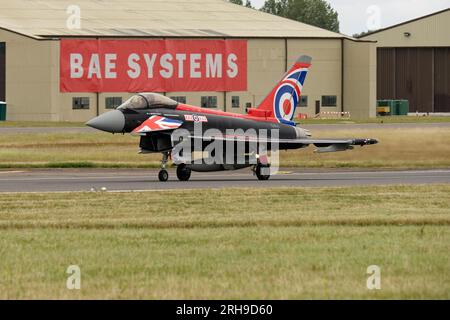 FLT Lt Matt Brighty arrête son Eurofighter Typhoon Multirole Fighter Jet spécialement peint après avoir atterri de son exposition acrobatique au riat Banque D'Images