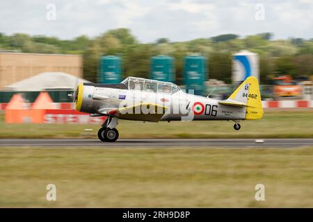 Un avion Texas Trainer historique nord-américain quittant la RAF Fairford dans le sud de l'Angleterre après avoir participé au Royal International Air Tattoo. Banque D'Images