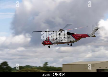 British Coastguard Rescue Helicopter un bimoteur Sikorsky S-92a quitte la base aérienne de Fairford dans le sud de l'Angleterre après le riat Banque D'Images