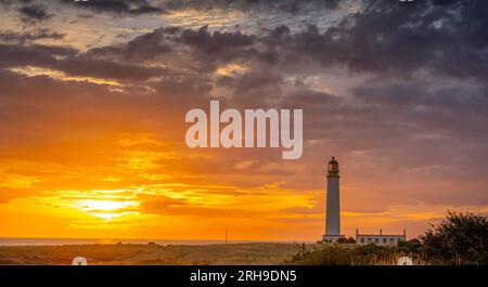 Dunbar, Royaume-Uni. 14 août 2023 UK Météo, lever du soleil Fist lumière comme l'aube se lève et le soleil se lève derrière le phare de Barns Ness, près de Dunbar, East Lothian, Écosse. Barns Ness Lighthouse est à 3,1 miles (5 km) de Dunbar et a été construit par les ingénieurs et les frères David A. Stevenson et Charles Alexander Stevenson,[1] cousins du romancier Robert Louis Stevenson, entre 1899 et 1901, le phare était doté d'un phare keeperjusqu'en 1986, quand c'était quand il a été électrifié. Photo Phil Wilkinson / Alamy Live News Banque D'Images