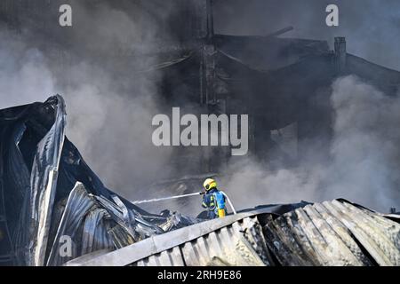 Grand incendie d’une usine de production de matières plastiques dans la zone industrielle de Zebrak près de Beroun, république tchèque, le 14 août 2023. La police a mis le damag Banque D'Images