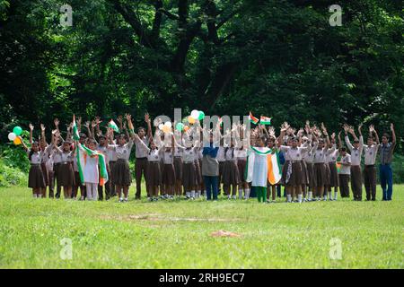 Guwahati, Assam, Inde. 15 août 2023. Étudiants de Govt. L'école pour sourds et muets participe à la célébration du jour de l'indépendance indienne, à Guwahati, Assam, Inde, le 15 août 2023. Depuis 1947, le jour de l'indépendance est célébré en Inde le 15 août. Crédit : David Talukdar/Alamy Live News crédit : David Talukdar/Alamy Live News Banque D'Images