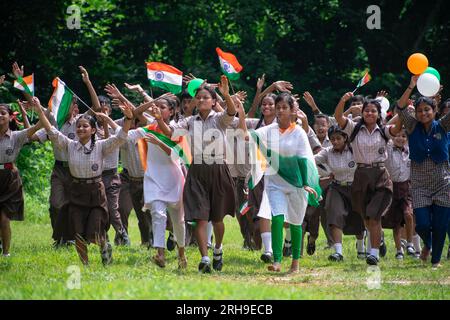 Guwahati, Assam, Inde. 15 août 2023. Étudiants de Govt. L'école pour sourds et muets participe à la célébration du jour de l'indépendance indienne, à Guwahati, Assam, Inde, le 15 août 2023. Depuis 1947, le jour de l'indépendance est célébré en Inde le 15 août. Crédit : David Talukdar/Alamy Live News crédit : David Talukdar/Alamy Live News Banque D'Images