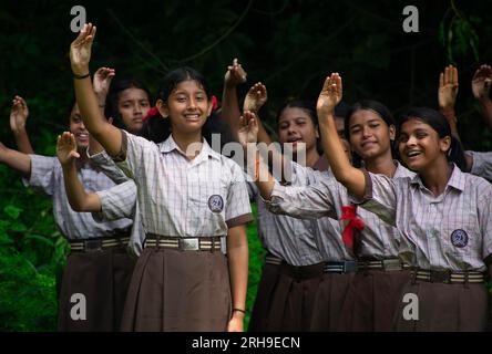 Guwahati, Assam, Inde. 15 août 2023. Étudiants de Govt. L'école des sourds et muets chante des chants patriotiques en langue des signes, alors qu'ils participent à la célébration du jour de l'indépendance indienne, à Guwahati, Assam, Inde, le 15 août 2023. Depuis 1947, le jour de l'indépendance est célébré en Inde le 15 août. Crédit : David Talukdar/Alamy Live News Banque D'Images