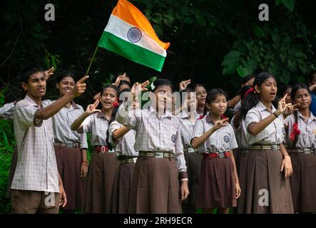 Guwahati, Assam, Inde. 15 août 2023. Étudiants de Govt. L'école des sourds et muets chante des chants patriotiques en langue des signes, alors qu'ils participent à la célébration du jour de l'indépendance indienne, à Guwahati, Assam, Inde, le 15 août 2023. Depuis 1947, le jour de l'indépendance est célébré en Inde le 15 août. Crédit : David Talukdar/Alamy Live News Banque D'Images