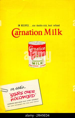 Une publicité dans le magazine des années 1950 pour Carnation Milk et Stars over Hollywood, anthologie radiophonique produite aux États-Unis entre 1941 et 1954. Il a également été diffusé en Australie sur une période similaire sur des stations dont 2CH à Sydney. Voir Alamy image ID : 2RH9ECE pour la couverture de la même publication Banque D'Images