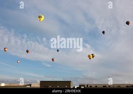 Bristol, Royaume-Uni. 11 août 2023. Montgolfières vues flottant au-dessus de la ville. Bristol International Balloon Fiest est la plus grande réunion de montgolfières d'Europe, attirant plus de 100 000 montgolfières du monde entier. Cette année, il y a des ballons de représentants de Taiwan. En plus de regarder des ballons, il y a aussi différentes activités telles que des manèges à grande échelle et des activités de stand. Crédit : SOPA Images Limited/Alamy Live News Banque D'Images