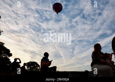 Bristol, Royaume-Uni. 11 août 2023. Une montgolfière survole la tête des gens. Bristol International Balloon Fiest est la plus grande réunion de montgolfières d'Europe, attirant plus de 100 000 montgolfières du monde entier. Cette année, il y a des ballons de représentants de Taiwan. En plus de regarder des ballons, il y a aussi différentes activités telles que des manèges à grande échelle et des activités de stand. Crédit : SOPA Images Limited/Alamy Live News Banque D'Images