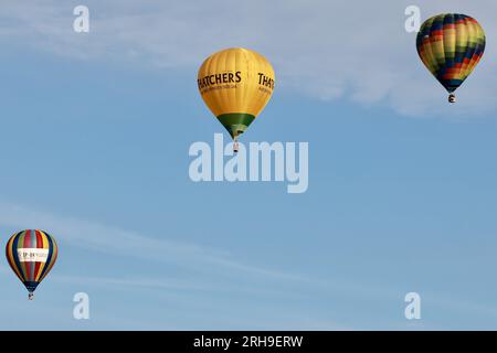 Bristol, Royaume-Uni. 11 août 2023. Montgolfières vues flottant au-dessus de la ville. Bristol International Balloon Fiest est la plus grande réunion de montgolfières d'Europe, attirant plus de 100 000 montgolfières du monde entier. Cette année, il y a des ballons de représentants de Taiwan. En plus de regarder des ballons, il y a aussi différentes activités telles que des manèges à grande échelle et des activités de stand. (Photo de Wong Yat HIM/SOPA Images/Sipa USA) crédit : SIPA USA/Alamy Live News Banque D'Images