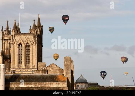 Bristol, Royaume-Uni. 11 août 2023. Montgolfières vues flottant au-dessus de la ville. Bristol International Balloon Fiest est la plus grande réunion de montgolfières d'Europe, attirant plus de 100 000 montgolfières du monde entier. Cette année, il y a des ballons de représentants de Taiwan. En plus de regarder des ballons, il y a aussi différentes activités telles que des manèges à grande échelle et des activités de stand. (Photo de Wong Yat HIM/SOPA Images/Sipa USA) crédit : SIPA USA/Alamy Live News Banque D'Images