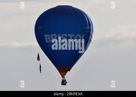 Bristol, Royaume-Uni. 11 août 2023. Montgolfières vues flottant au-dessus de la ville. Bristol International Balloon Fiest est la plus grande réunion de montgolfières d'Europe, attirant plus de 100 000 montgolfières du monde entier. Cette année, il y a des ballons de représentants de Taiwan. En plus de regarder des ballons, il y a aussi différentes activités telles que des manèges à grande échelle et des activités de stand. (Photo de Wong Yat HIM/SOPA Images/Sipa USA) crédit : SIPA USA/Alamy Live News Banque D'Images